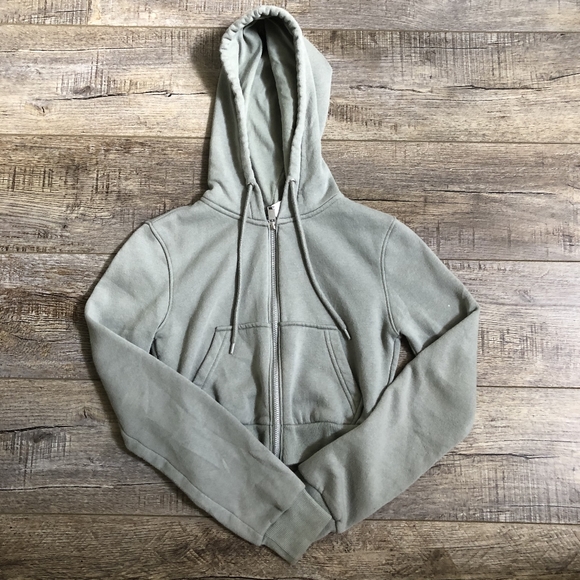 Cropped green zip up from H&M with 2 little each stains on the arm - Picture 2 of 5